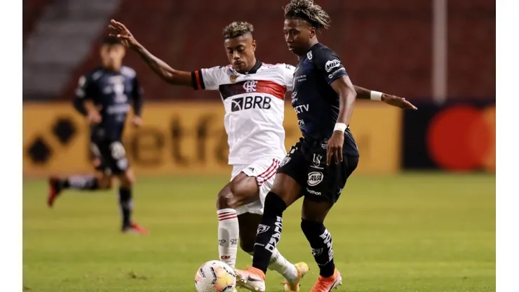 Angelo Preciado of Independiente del Valle (right) fights for the ball with Bruno Henrique of Flamengo (Getty).