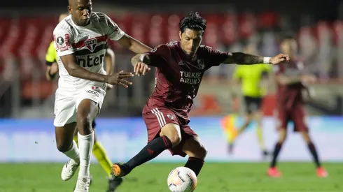 Jonas of Sao Paulo (left) fights for the ball with Enzo Pérez of River Plate (Getty).