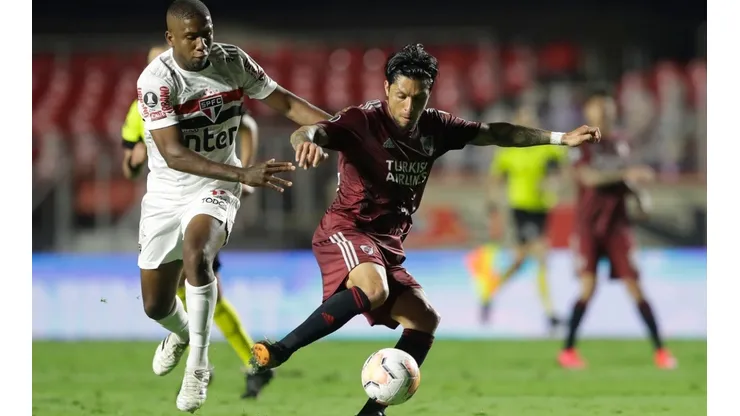 Jonas of Sao Paulo (left) fights for the ball with Enzo Pérez of River Plate (Getty).