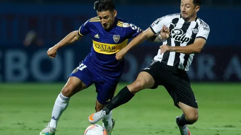 Eduardo Salvio of Boca Juniors (left) fights for the ball with Iván Piris of Libertad (Getty).