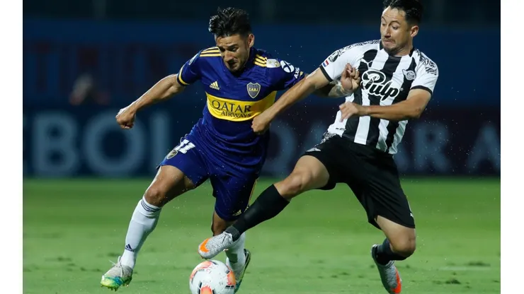 Eduardo Salvio of Boca Juniors (left) fights for the ball with Iván Piris of Libertad (Getty).