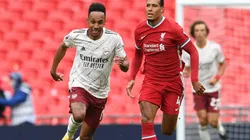 Pierre-Emerick Aubameyang of Arsenal (left) takes on Virgil van Dijk of Liverpool (right). (Getty)