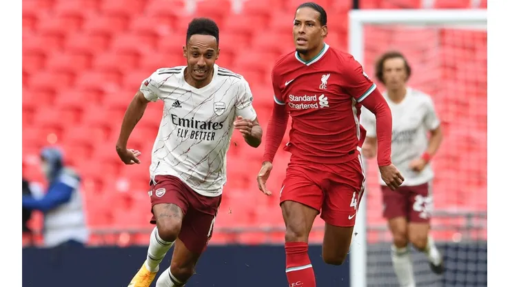 Pierre-Emerick Aubameyang of Arsenal (left) takes on Virgil van Dijk of Liverpool (right). (Getty)