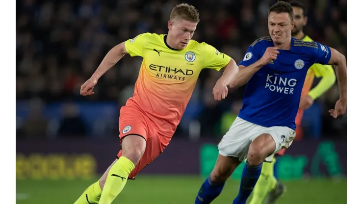 Kevin De Bruyne of Manchester City (left) and Jonny Evans of Leicester City (right). (Getty)