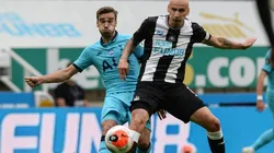 Jonjo Shelvey of Newcastle United (right) applies pressure to Harry Winks of Tottenham Hotspur (left). (Getty)