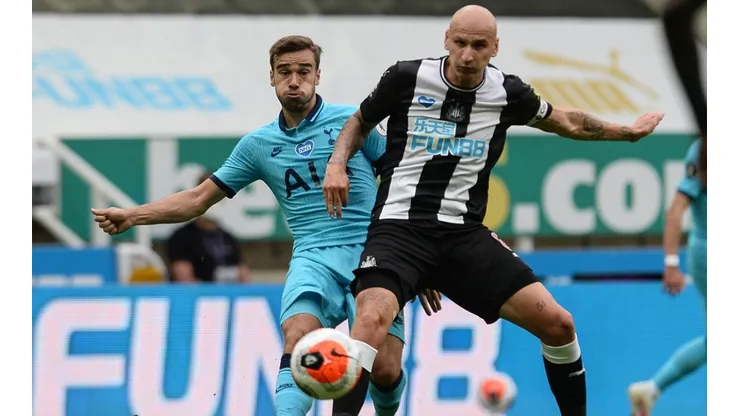 Jonjo Shelvey of Newcastle United (right) applies pressure to Harry Winks of Tottenham Hotspur (left). (Getty)