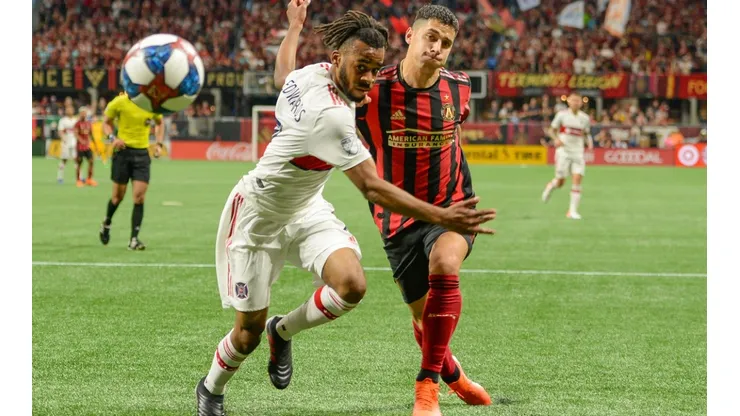 Chicago's Raheem Edwards (left) and Atlanta's Franco Escobar (right) fight for possession. (Getty)