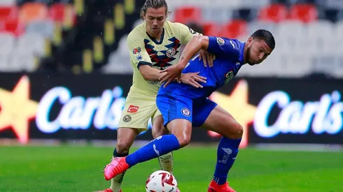 Francisco Cordova (left) of América fights for the ball with Juan Escobar of Cruz Azul (Getty).