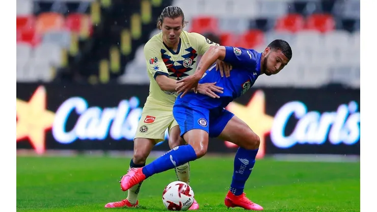Francisco Cordova (left) of América fights for the ball with Juan Escobar of Cruz Azul (Getty).