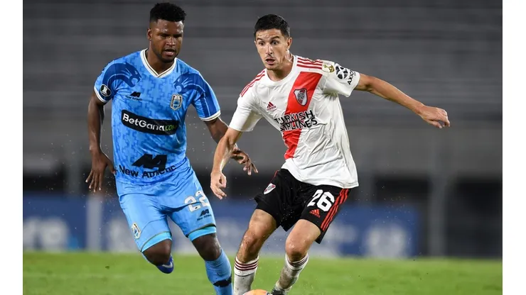 Ignacio Fernandez of River Plate (right) fights for the ball with Aldair Rodriguez of Binacional (left). (Getty)