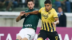 Guaraní vs Palmeiras: Matías Viña of Palmeiras (left) and Rodney Redes of Guaraní fight for the ball during a match for the Copa Libertadores 2020 (Getty).