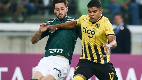 Guaraní vs Palmeiras: Matías Viña of Palmeiras (left) and Rodney Redes of Guaraní fight for the ball during a match for the Copa Libertadores 2020 (Getty).