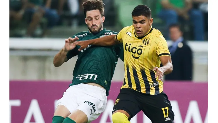 Guaraní vs Palmeiras: Matías Viña of Palmeiras (left) and Rodney Redes of Guaraní fight for the ball during a match for the Copa Libertadores 2020 (Getty).