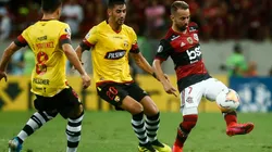 Everton Ribeiro (right) of Flamengo struggles for the ball with a Bruno Pinatares (center) and Emmanuel Martinez of Barcelona SC (right). (Getty)