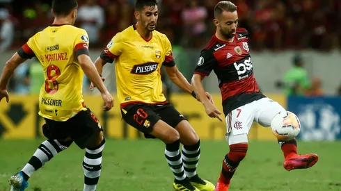 Everton Ribeiro (right) of Flamengo struggles for the ball with a Bruno Pinatares (center) and Emmanuel Martinez of Barcelona SC (right). (Getty)