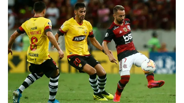 Everton Ribeiro (right) of Flamengo struggles for the ball with a Bruno Pinatares (center) and Emmanuel Martinez of Barcelona SC (right). (Getty)