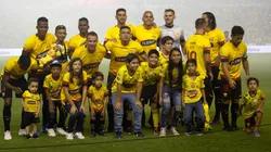 Alessandro Del Piero poses with the Barcelona SC team. (Getty)