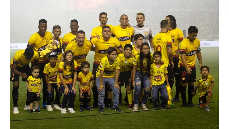 Alessandro Del Piero poses with the Barcelona SC team. (Getty)