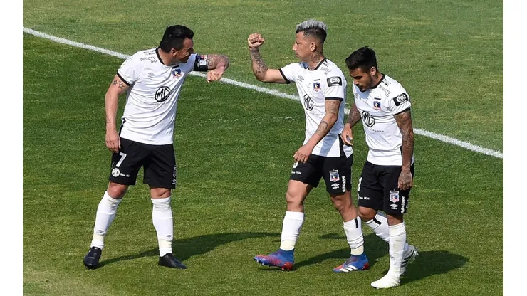Colo Colo's Leonardo Valencia (center) celebrates with teammates (Getty).