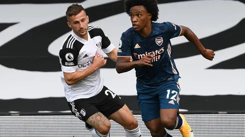 Joe Bryan of Fulham (left) and Willian of Arsenal (right). (Getty)