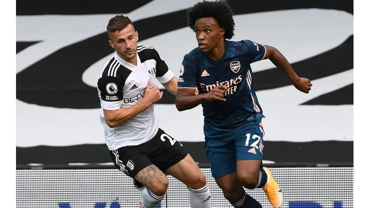 Joe Bryan of Fulham (left) and Willian of Arsenal (right). (Getty)