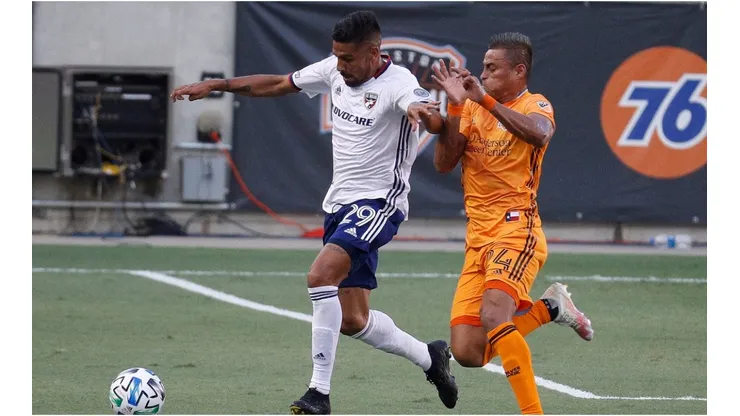 Franco Jara of FC Dallas and Darwin Ceren of Houston Dynamo. (Getty)