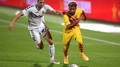 Carlos Albarran of Gimnastic (left) and Konrad de la Fuente of Barcelona (right). (Getty)