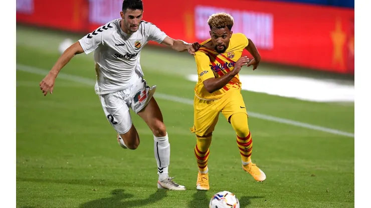 Carlos Albarran of Gimnastic (left) and Konrad de la Fuente of Barcelona (right). (Getty)