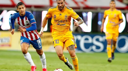 Tigres vs. Chivas: Andre-Pierre Gignac of Tigres (right) runs past Ăngel ZaldĂvar of Chivas (Getty).