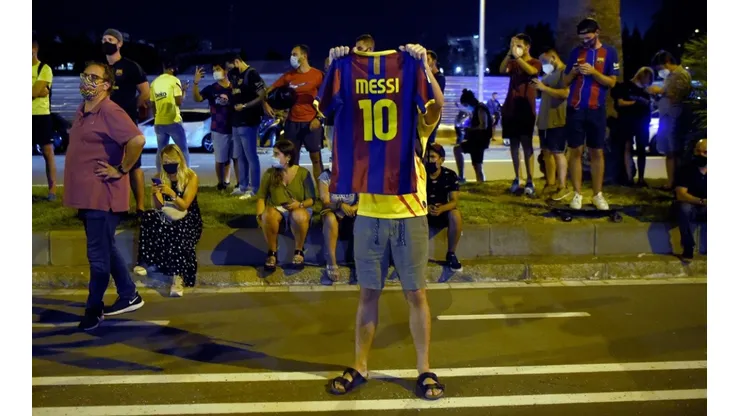 Barcelona fans gathered outside of Camp Nou to demand Bartomeu's resignation. (Goal)
