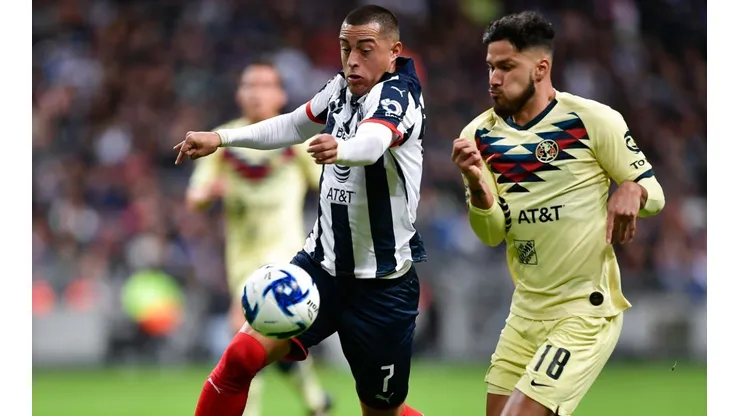 América vs. Monterrey: Rogelio Funes Mori of Monterrey (left) and Bruno Valdez of América fight for the ball (Getty).