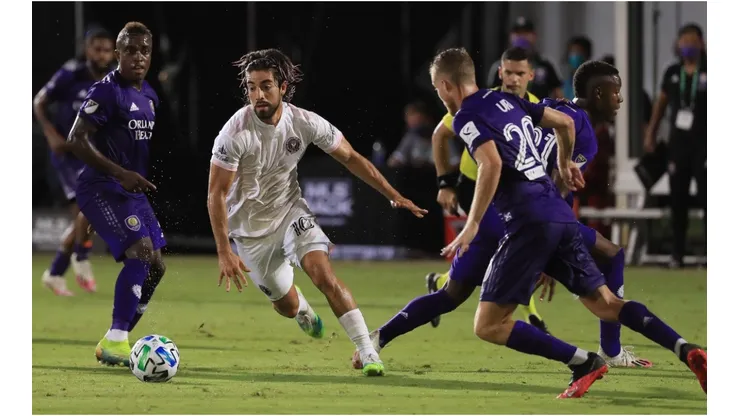 Inter Miami's Rodolfo Pizarro shakes off Orlando City's defense. (Getty)