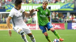 Nicolás Lodeiro of Seattle Sounders dribbling past Jorge Moreira of Portland Timbers. (Getty)