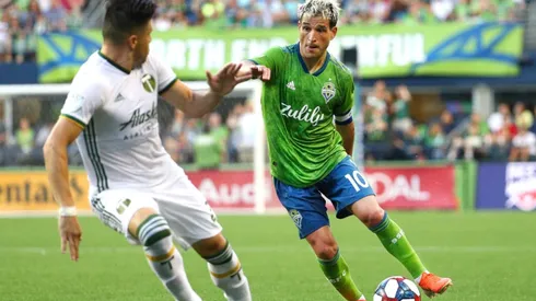 Nicolás Lodeiro of Seattle Sounders dribbling past Jorge Moreira of Portland Timbers. (Getty)
