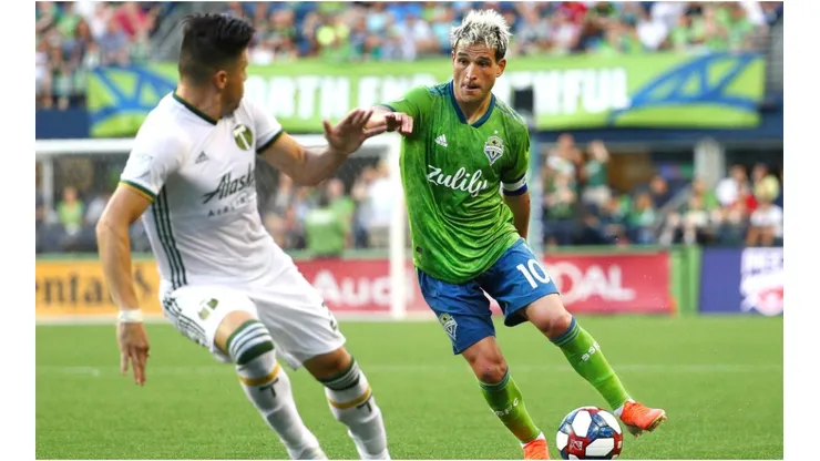 Nicolás Lodeiro of Seattle Sounders dribbling past Jorge Moreira of Portland Timbers. (Getty)