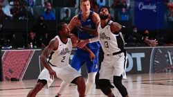 Kawhi Leonard and Paul George boxing out Kristaps Porzingis. (Getty)