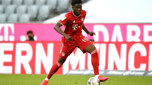 Bayern's Alphonso Davies controls the ball (Getty).