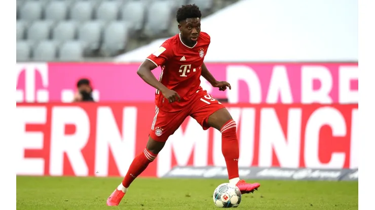 Bayern's Alphonso Davies controls the ball (Getty).
