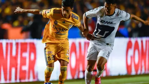Raymundo Fulgencio of Tigres fights for the ball with SebastiƔn Saucedo of Pumas. (Getty)