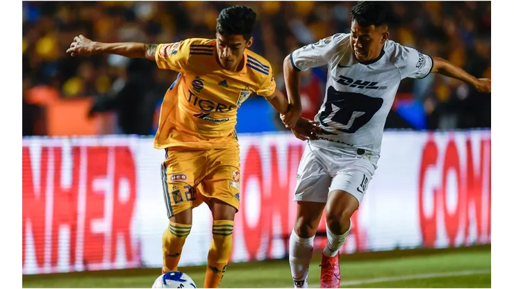 Raymundo Fulgencio of Tigres fights for the ball with Sebastián Saucedo of Pumas. (Getty)