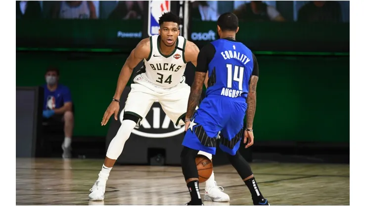 Bucks' star Giannis Antetokounmpo guarding DJ Augustin. (Getty)