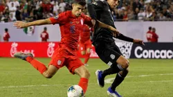 Christian Pulisic of the United States shakes of Edson Alvarez of Mexico and shoots (Getty)