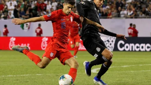 Christian Pulisic of the United States shakes of Edson Alvarez of Mexico and shoots (Getty)