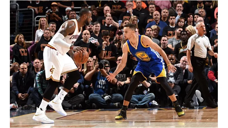 Stephen Curry guarding LeBron James in the 2016 NBA Finals. (Getty)
