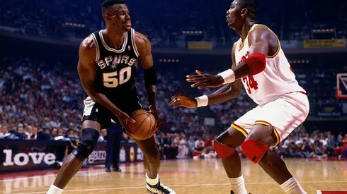 Hakeem Olajuwon defending David Robinson in the paint. (Getty)
