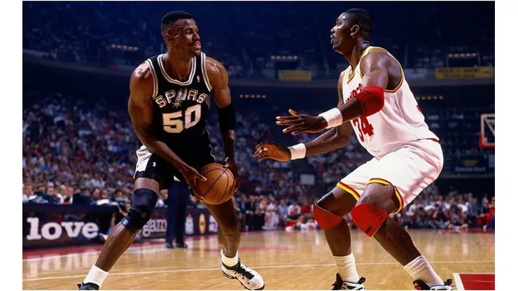 Hakeem Olajuwon defending David Robinson in the paint. (Getty)
