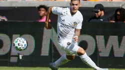 Cristian Pavón of Los Angeles Galaxy runs down the ball (Getty).
