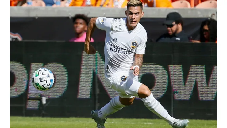 Cristian Pavón of Los Angeles Galaxy runs down the ball (Getty).