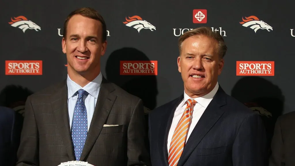 Peyton Manning (left) with John Elway (right) - Denver Broncos