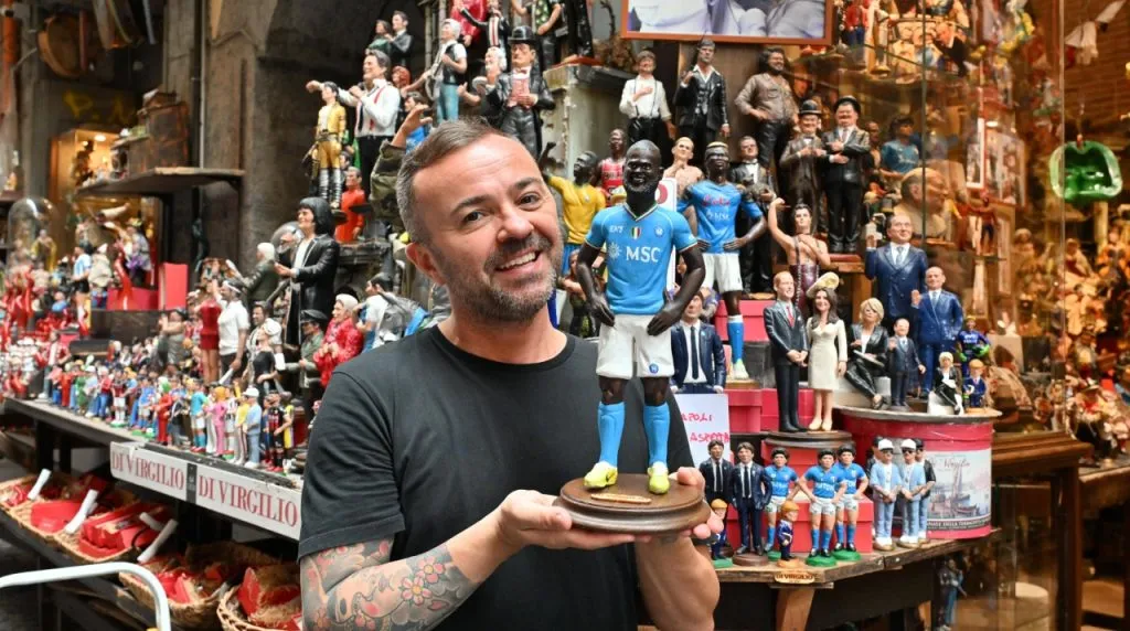 The nativity scene master Genny Di Virgilio has created the terracotta figurine of Romelu Lukaku with the writing Naples awaits you (Felice De Martino/ SPP)
